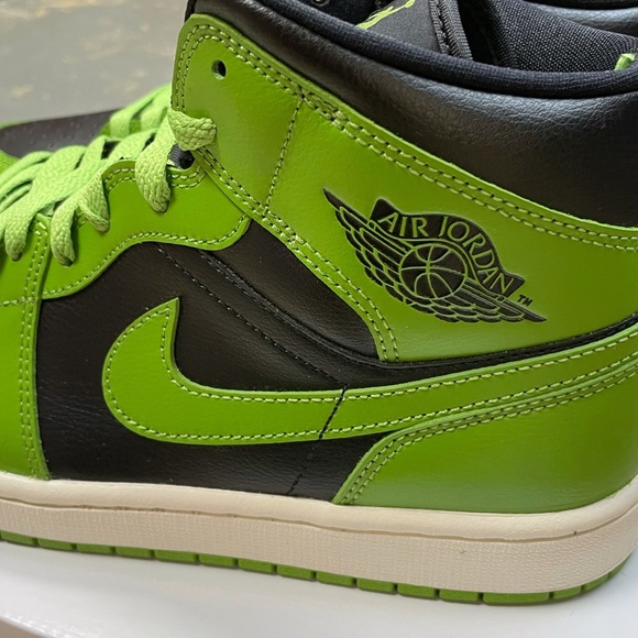 Air Jordan 1 Mid Retro Altitude Green BQ6472-031 WMNS Black - Picture 7 of 11